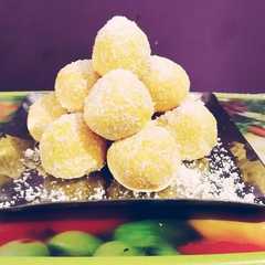 ऑरेंज कोकोनट लड्डू (Orange coconut laddu recipe in hindi) রেসিপির প্রধান ছবি