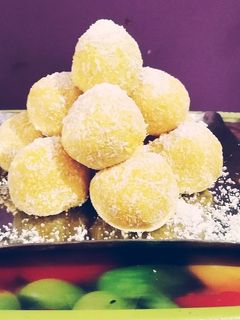 ऑरेंज कोकोनट लड्डू (Orange coconut laddu recipe in hindi) रेसिपी मुख्य फोटो