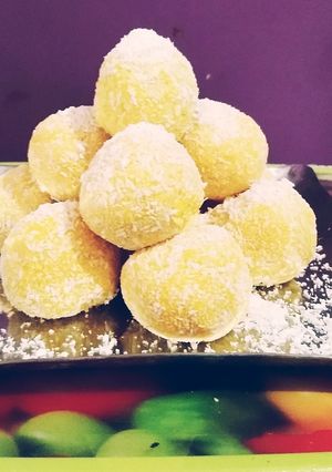 ऑरेंज कोकोनट लड्डू (Orange coconut laddu recipe in hindi) रेसिपी मुख्य फोटो
