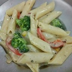A picture of Colourful white sauce pasta.