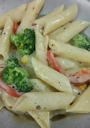 A picture of Colourful white sauce pasta.