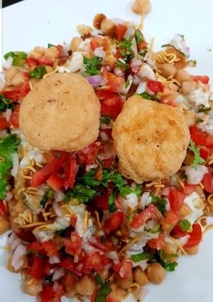 A picture of Dahi Vada chana Chaat.
