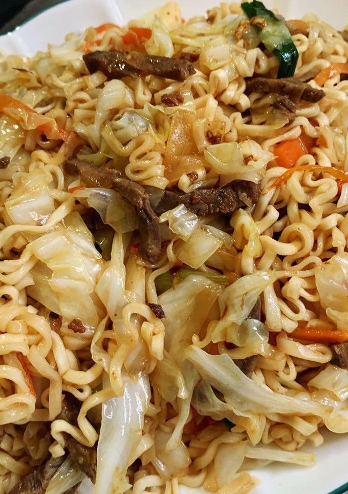 炒泡麵維力炸醬麵版本～剩菜再製食記 的食譜成品照片