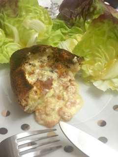 Una foto de Pan de pueblo relleno de salmón ahumado