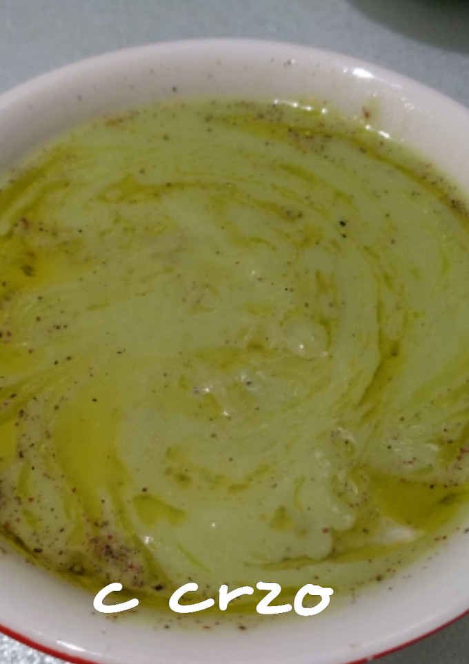 Una foto de Crema de pepino y aguacate