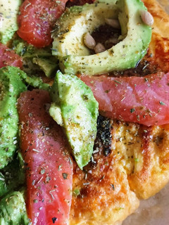 Una foto de Tortilla con salmón y aguacate