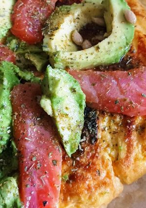 Una foto de Tortilla con salmón y aguacate
