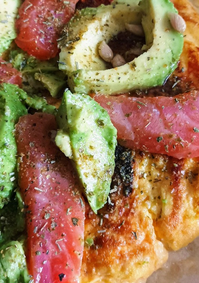 Una foto de Tortilla con salmón y aguacate