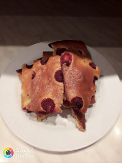Kavart meggyes piskóta recept fotója