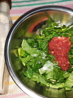 Una foto de Ensalada de espinaca con yasgua y salsa de ajo