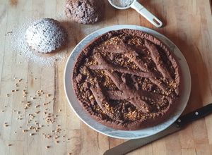 Foto di Crostata di farro al cacao con crema di nocciole vegan
