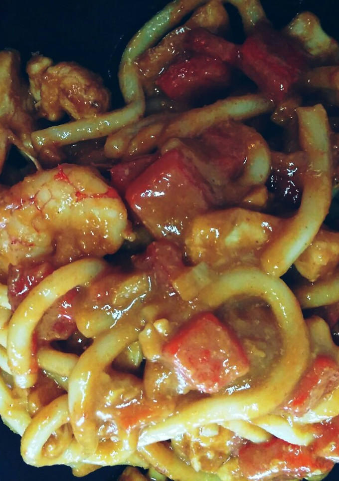 Una foto de Udon con salsa pad thai
