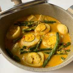 A picture of Gulai telur.