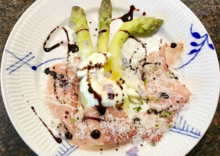 Asparges med saltet skinke, porcheret æg, revet parmesan, balsamicoglace med figensaft samt rosmarin