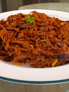 Una foto de Carne mechada con salsa de onoto