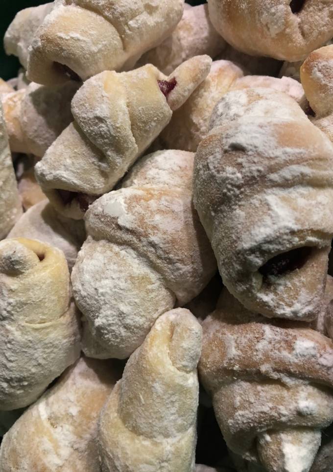 Рогалики з вишнею