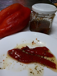 Una foto de Morrones en aceite