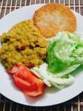 Arvejas Partidas con Carne de Soya y Ensalada