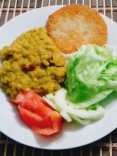 Una foto de Arvejas Partidas con Carne de Soya y Ensalada