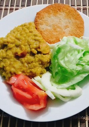 Una foto de Arvejas Partidas con Carne de Soya y Ensalada