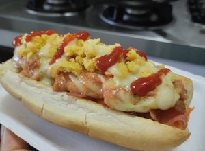 Una foto de Perrito🌭caliente con jamón🥯y ensalada🥓🥯🧀🧅🍎🥕