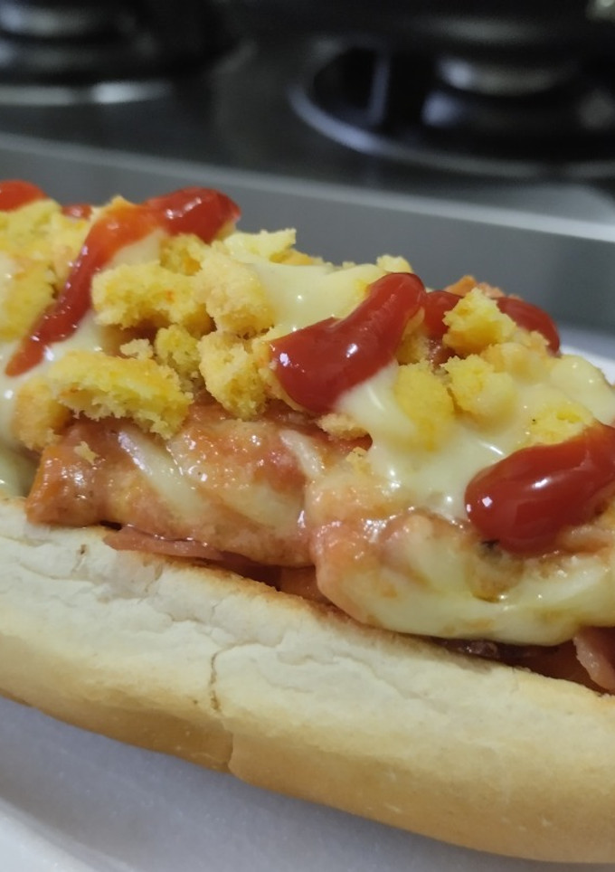 Una foto de Perrito🌭caliente con jamón🥯y ensalada🥓🥯🧀🧅🍎🥕
