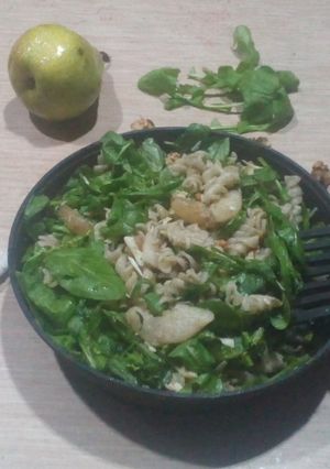 Una foto de Ensalada de pasta con pera y nueces