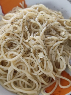 Una foto de Spagettis a la mantequilla con ajos