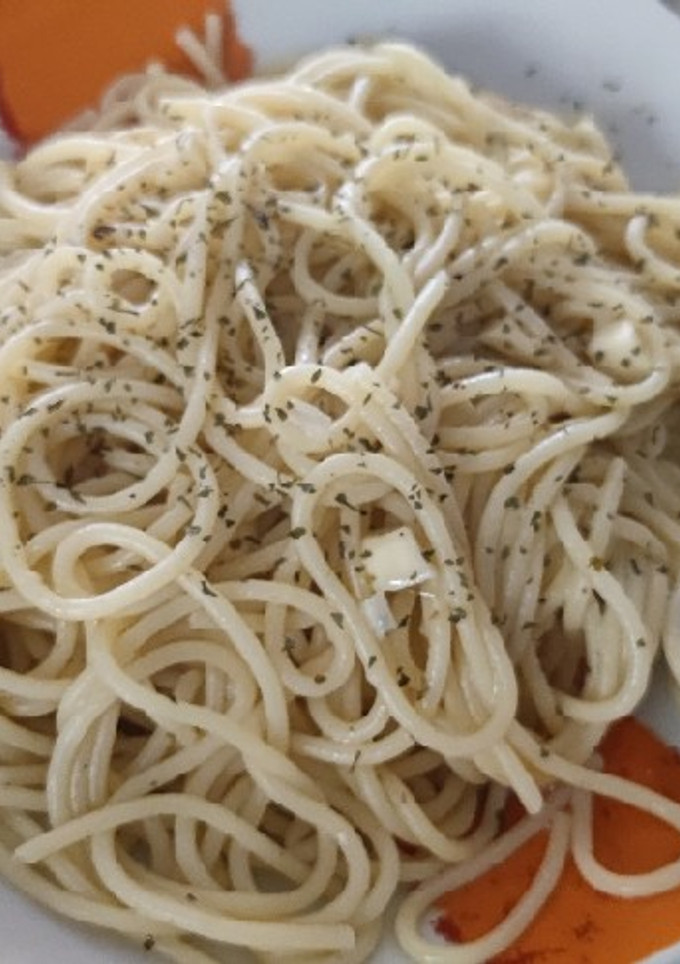 Una foto de Spagettis a la mantequilla con ajos