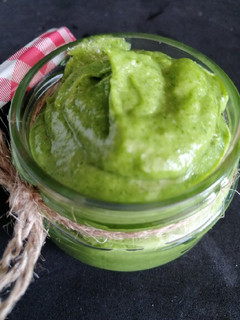 Una foto de Pesto de canónigos y avellanas