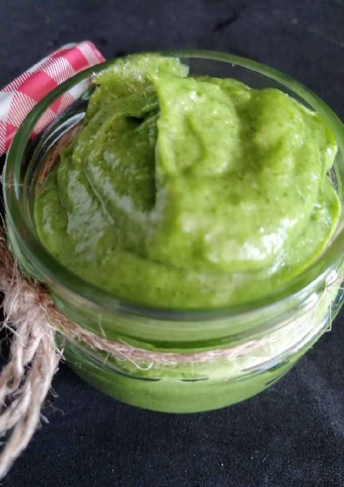 Una foto de Pesto de canónigos y avellanas