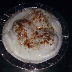 A picture of Dahi bhalla.