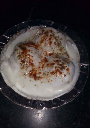 A picture of Dahi bhalla.