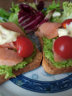Una foto de Tosta de salmón y aguacate