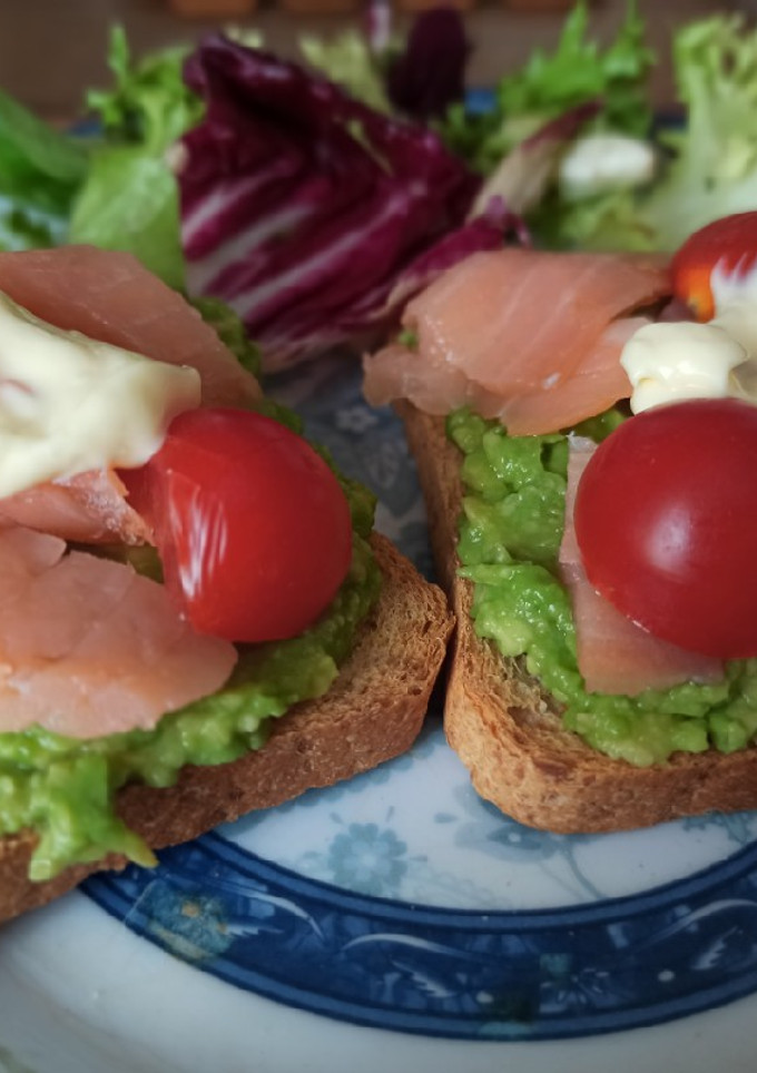 Una foto de Tosta de salmón y aguacate