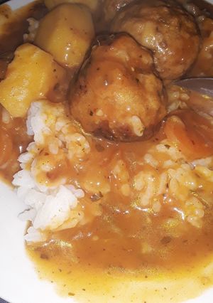 Una foto de Albóndigas con arroz