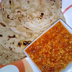 A picture of Chapatti with egg sauce.