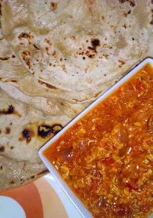 A picture of Chapatti with egg sauce.