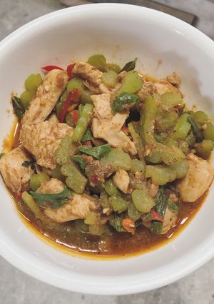 รูปของ ผัดพริกแกงไก่ ใส่มะระ
