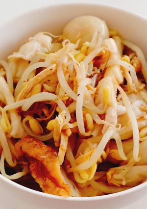 Hình của món Giá xào nấm bào ngư trứng cút và chả cá.