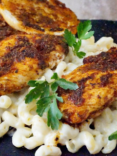 Una foto de Pollo cajún con mac and cheese