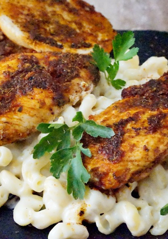 Una foto de Pollo cajún con mac and cheese