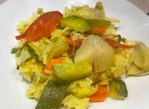 Una foto de Arroz con corazón de alcauciles y vegetales ! Un mix de proteínas 💖