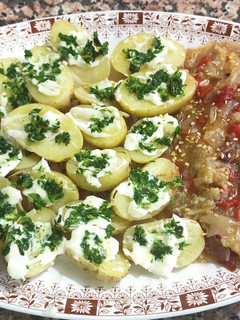 Una foto de Patatas con alioli y picada ajo y perejil y escalivada picante