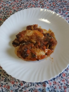 Una foto de Solomillos de pollo con verduras y champiñón
