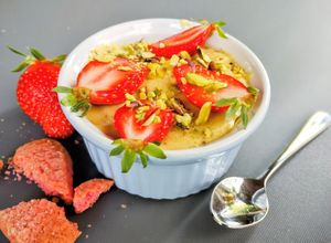 Une photo de Mini tiramisus aux fraises et pistache