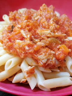Una foto de Macarrones con pollo y tomate