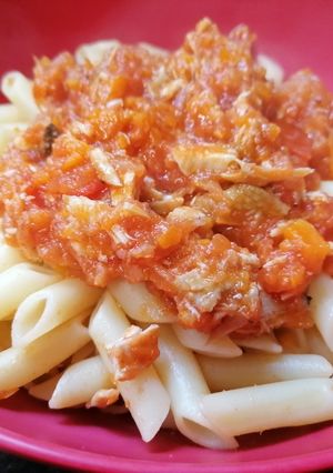 Una foto de Macarrones con pollo y tomate