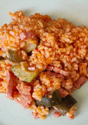 Une photo de Riz aux courgettes, tomates et lardons au cookeo