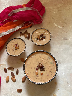 साबूदाना कैरेमल खीर (Sabudana kheer recipe in hindi) रेसिपी मुख्य फोटो